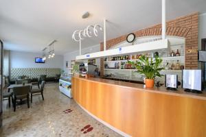Sohvabaar või baar majutusasutuses Hotel Panoramica