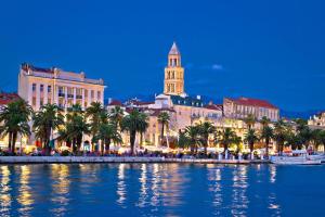 Blick auf eine Stadt mit Palmen und Gebäuden in der Unterkunft Chrysanta Apartments in Split