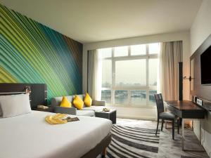 開羅的住宿－開羅埃伯格諾沃特酒店，配有一张床和一张书桌的酒店客房