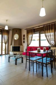 Canal Luxury Apartments的电视和/或娱乐中心
