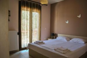 尼坡帝Canal Luxury Apartments的一间卧室，有一张大床，床上有毛巾