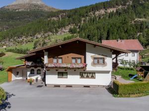 Výhľad na hory alebo výhľad na hory priamo z of the bed and breakfast