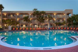 una gran piscina frente a un hotel en La Quinta by Wyndham Ft. Myers - Sanibel Gateway en Fort Myers