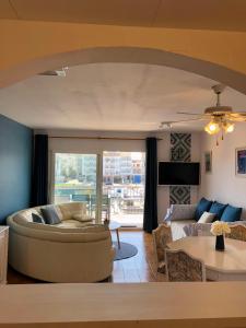 - un salon avec un canapé et une table dans l'établissement Appartement 80 m2,Port Rhodes D-2 chambres, terrasse panoramique, vue sur le canal principal d’Empuriabrava, à Empuriabrava