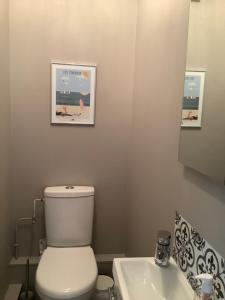 Koupelna v ubytování HEOL - appartement 2 chambres - vue mer et parking + 10 fotografií