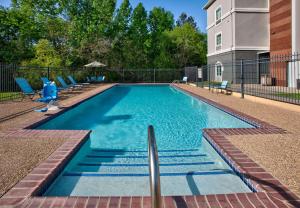 Bazén v ubytovaní La Quinta by Wyndham Palestine alebo v jeho blízkosti