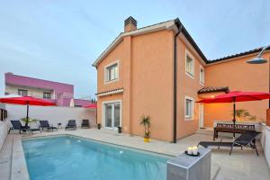 Bazén v ubytovaní Villa with private pool in village Jadreški alebo v jeho blízkosti