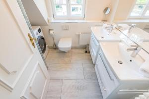 Ein Badezimmer in der Unterkunft Haderslebener Str 28
