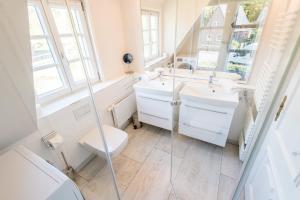 Ein Badezimmer in der Unterkunft Haderslebener Str 28