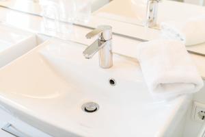Ein Badezimmer in der Unterkunft Haderslebener Str 28