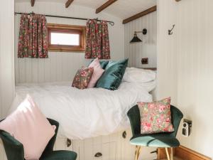 a bedroom with a bed and two chairs at Ewes Welcome in Cottingham
