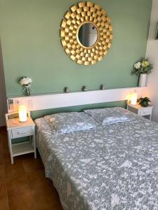 Een bed of bedden in een kamer bij Appartement 80 m2,Port Rhodes D-2 chambres, terrasse panoramique, vue sur le canal principal d’Empuriabrava