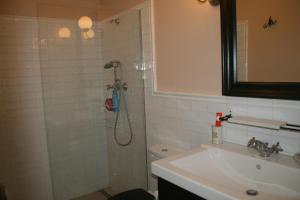 ein Badezimmer mit Dusche, Toilette und Waschbecken in der Unterkunft B&B Sallent in Sallent