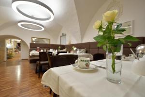 A seating area at Appartement-Hotel GH Zum Goldenen Schiff