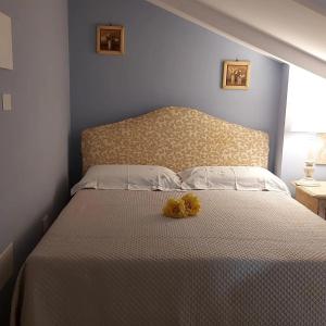 a bed with two teddy bears sitting on it at coraline in Castellammare di Stabia