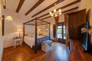 A bed or beds in a room at La Fornal