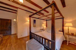 A bed or beds in a room at La Fornal