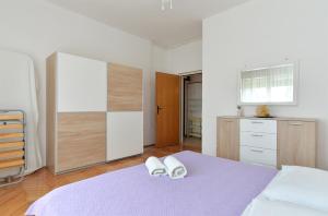 Ein Bett oder Betten in einem Zimmer der Unterkunft Apartment Silvio 1779