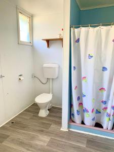 uma casa de banho com um WC e uma cortina de chuveiro em Cottage 55 - Topspot Cottages em Jurien Bay