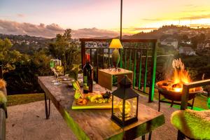 una mesa con una copa de vino y una hoguera en Casablanca Hotel Boutique, en Campos do Jordão