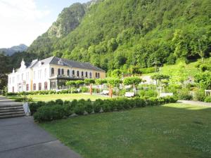 a large building in front of a mountain at Appartement Cauterets, 3 pièces, 6 personnes - FR-1-234-124 in Cauterets