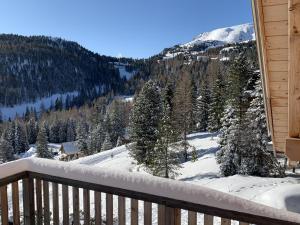 a balcony with a view of a snow covered mountain at Chalet Claassen in Brandstätter