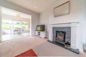 TV at/o entertainment center sa 2 BED WATERFRONT PROPERTY - CLOSE TO COURTMACSHERRY