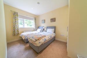 1 dormitorio con cama y ventana en 2 BED WATERFRONT PROPERTY - CLOSE TO COURTMACSHERRY en Cork