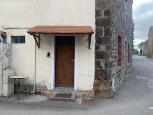 una porta di un edificio con un tavolo di fronte di Ducey-Les Chéris étape Mont Saint Michel St Malo 50220 a Ducey