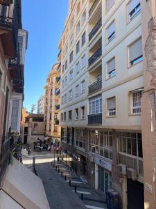 マラガにあるApartamentos Málaga centroの高層ビル前空き道