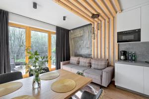 un soggiorno con un tavolo e un divano di Rezydencja Diamond SPA a Białka