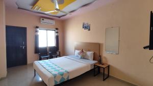 1 dormitorio con cama y techo en AMBIENT HOME STAY, In Nashik, en Nashik