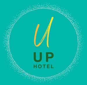 een bord voor een hotel met de letter uyp in een cirkel bij Up Hotel in Napels