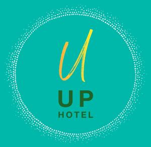 una señal para un hotel con la carta en un círculo en Up Hotel, en Nápoles