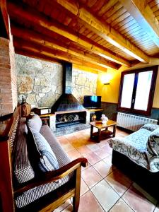 - un salon avec un canapé et une cheminée dans l'établissement 4 bedrooms house with terrace and wifi at Ogassa, à Ogassa
