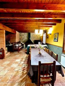 Ресторант или друго място за хранене в 4 bedrooms house with terrace and wifi at Ogassa