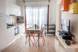 een keuken met een tafel en stoelen in een kamer bij M301 - Marcelli, deliziosa villetta a schiera in posizione tranquilla in Marcelli