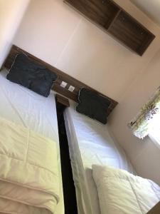 1 Schlafzimmer mit 2 Betten in einem Zimmer in der Unterkunft MOBIL HOME - 6 Pers - LES CHARMETTES **** in Les Mathes