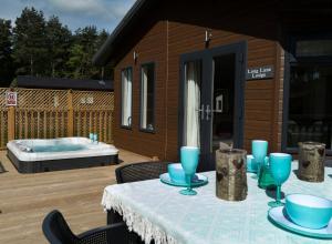 einen Tisch mit blauen Gerichten und einer Badewanne in der Unterkunft Hollicarrs - Long Lane Lodge in York