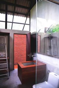 łazienka z umywalką i toaletą w obiekcie Chamomile Cabin w mieście Thongsala