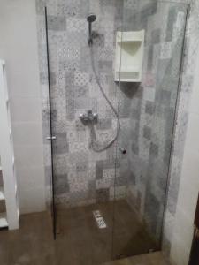 a shower with a glass door in a bathroom at Appart Majorelle entier au Centre Ville in Kenitra