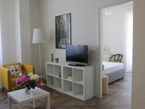 een woonkamer met een televisie op een witte kast bij Paola's Gallery by Wonderful Italy in Turijn