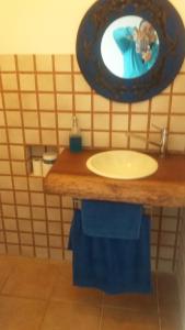 a bathroom with a sink and a mirror on the wall at CASA IDEAL PARA DESCANSO Y TRANQUILIDAD in Fortuna +13 photos