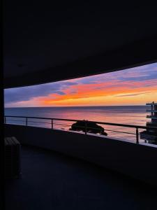 By the Sea 3 - Luxurious Residence في دوريس: إطلالة على غروب الشمس من الشرفة