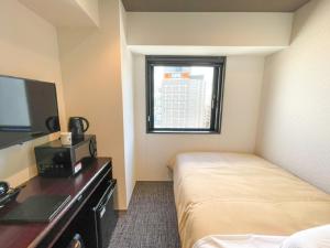 Letto o letti in una camera di HOTEL LiVEMAX BUDGET Nagoya Shinkansen-guchi