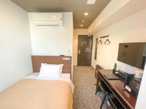 Letto o letti in una camera di HOTEL LiVEMAX BUDGET Nagoya Shinkansen-guchi