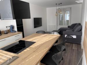uma cozinha e sala de estar com um balcão de madeira em Le 33 em Belfort