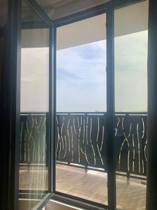 uma vista a partir de uma janela de uma varanda em Hotel Unirea em Mamaia