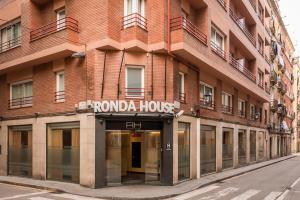um edifício de tijolos com uma placa para um hotel em Ronda House em Barcelona