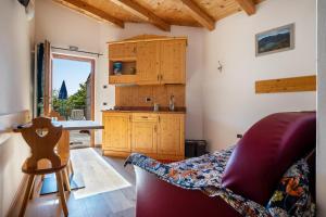 - une cuisine avec une table et une chaise dans la chambre dans l'établissement Camping Al Lago Appartamento 4, à Pieve Di Ledro